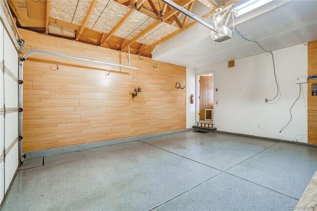 Building Photo - Lovely Louisville Home for Lease! Darling Dutchcreek Home on Dahlia!