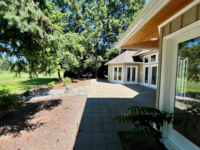 Building Photo - Beautiful 3-Bed 3-Bath home on Semiahmoo G...