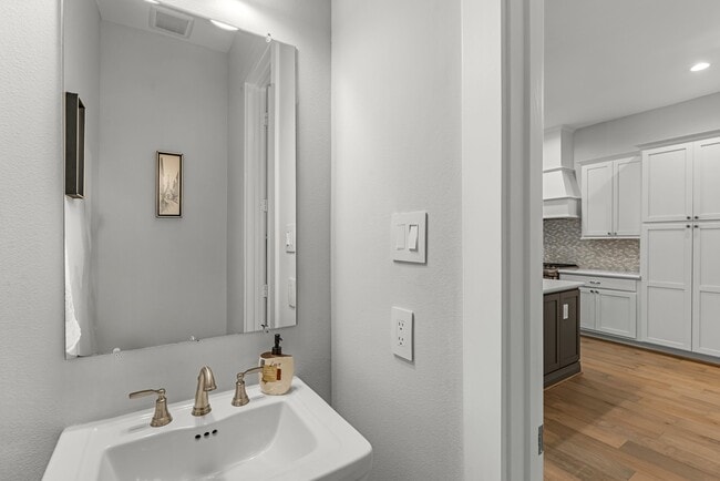 Building Photo - 11 Thorpe Ln