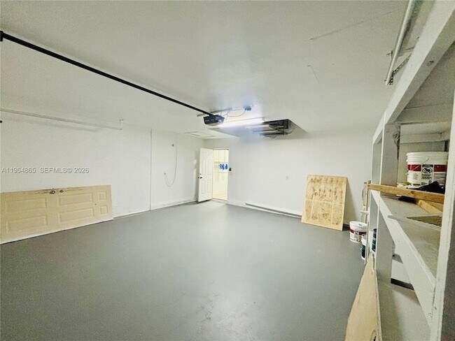 Building Photo - 142 SW 34th Pl