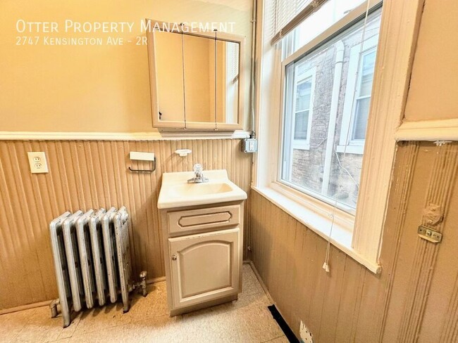 Building Photo - Modest 2nd floor Studio Apt near Shopping ...