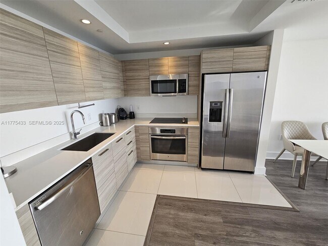 Building Photo - 121 NE 34th St