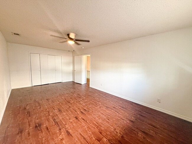 Building Photo - 612-614 Towne House Ln
