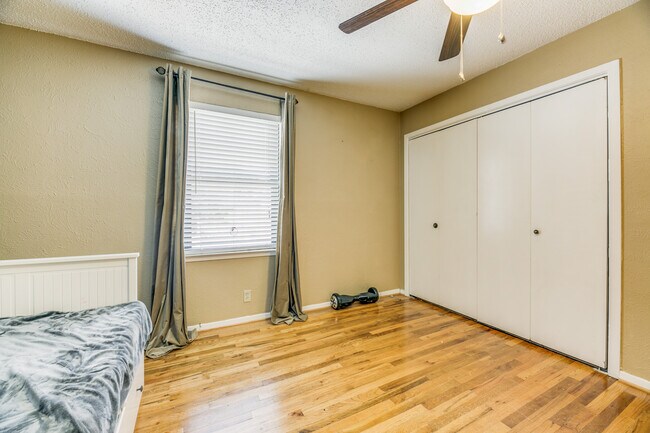 Building Photo - 5028 Lahoma St