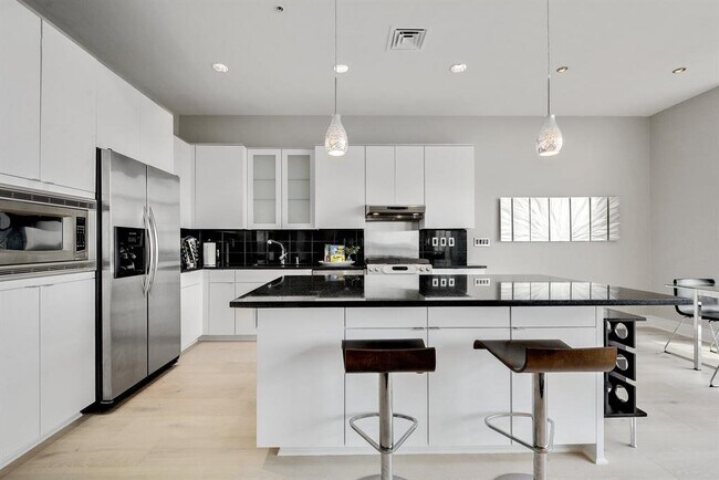 Building Photo - 555 E 5th St.