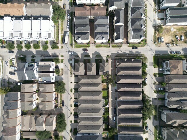 Building Photo - 2511 Sherwin St
