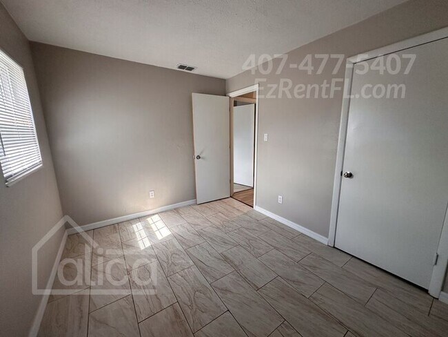 Building Photo - 2155 Aaron Ave