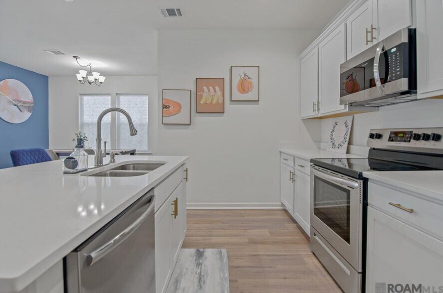 Building Photo - 5618 Cottage Lake Dr