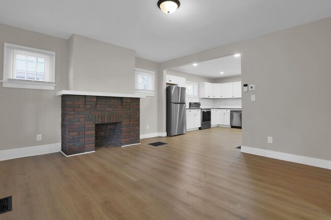 Building Photo - Updated 3 Bedroom, 2 Bathroom Home with Sp...