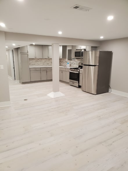 Building Photo - 2204 W Ainslie St