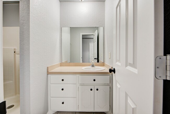 Building Photo - 917 Rambling Oaks Dr