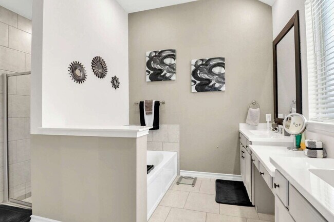 Building Photo - "Spacious 4-Bedroom Haven with 3 Full Baths in San Antonio's Charming Davis Ranch!"