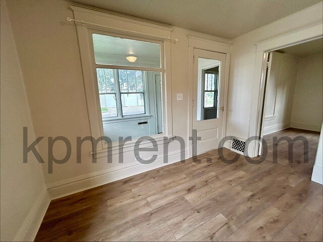 Building Photo - 506 7th St NE