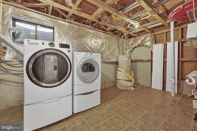 Building Photo - 8605 Western Oak Dr