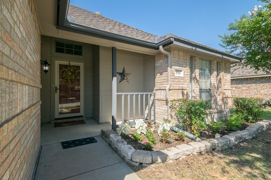 Front Entry - 956 Carlin Ln