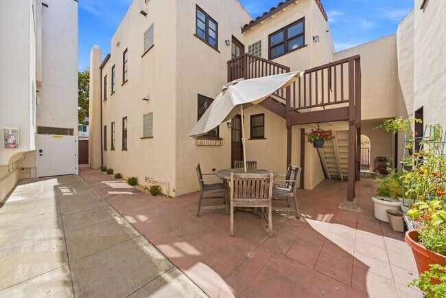 Building Photo - 1520 Miramar Dr