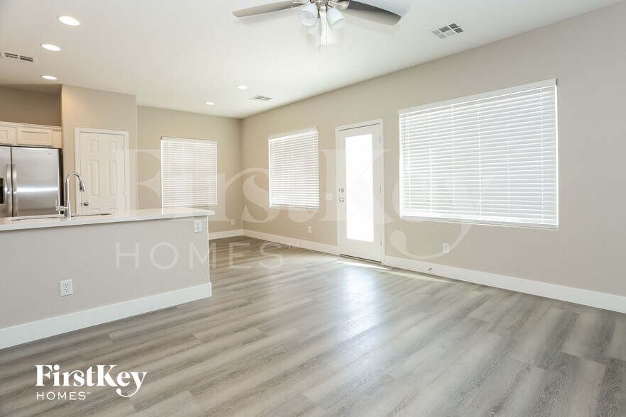 Building Photo - 6834 N Dovecote Ave