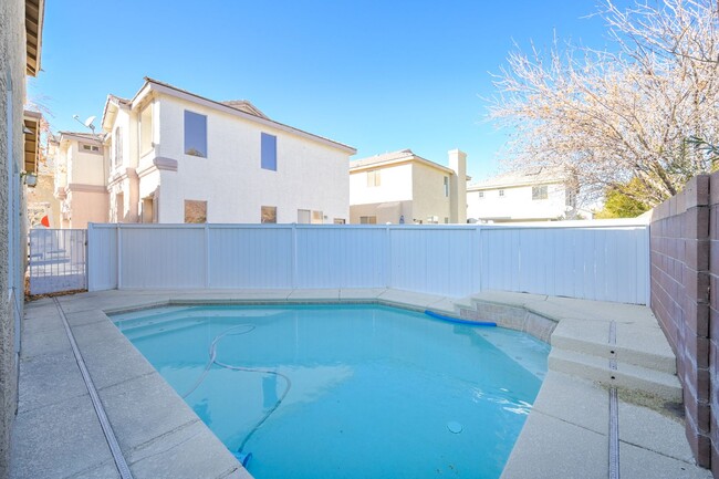 Building Photo - NW!! POOL!!!! GATED!!! Com. Park!!! Low Ma...