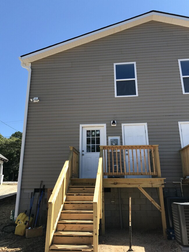 Building Photo - Beautiful 4 bedroom 2.5 bath townhome