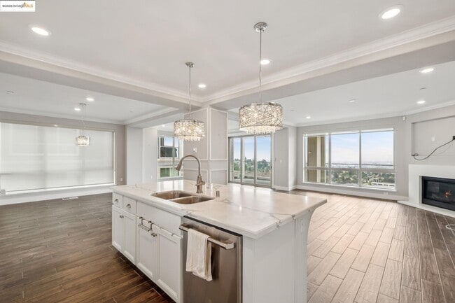 Building Photo - 6733 Skyview Dr
