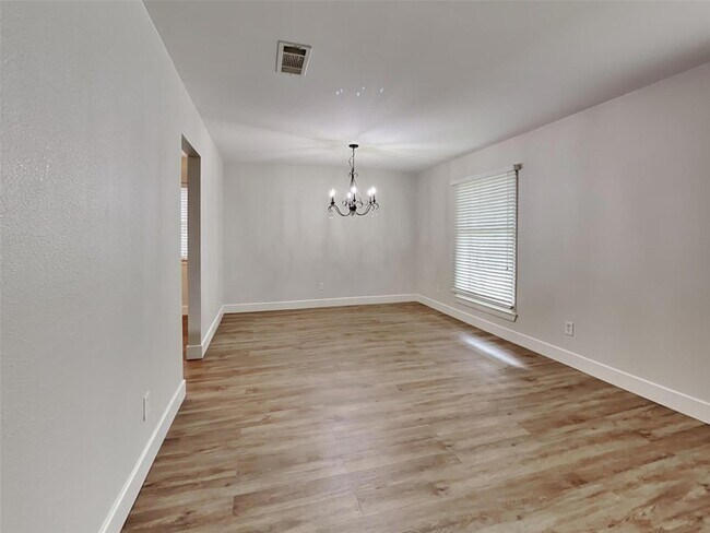 Building Photo - 2202 Briarwood Blvd