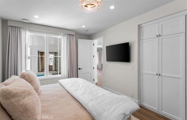 Building Photo - 2401 Bayshore Dr