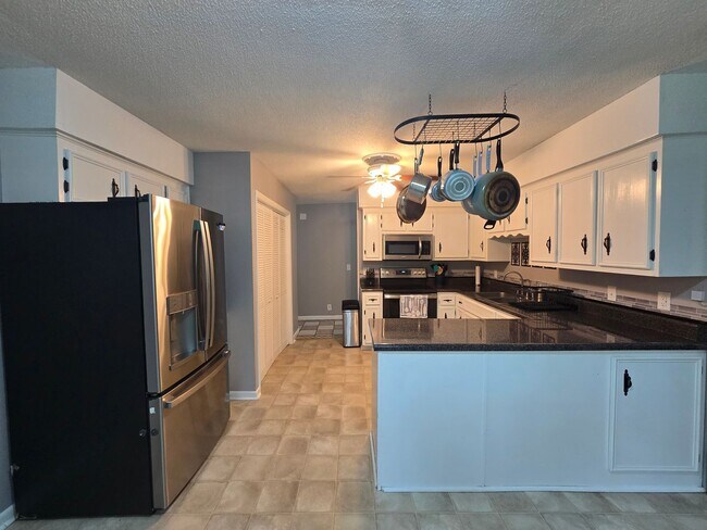 Building Photo - Country Charm Meets City Convenience – You...