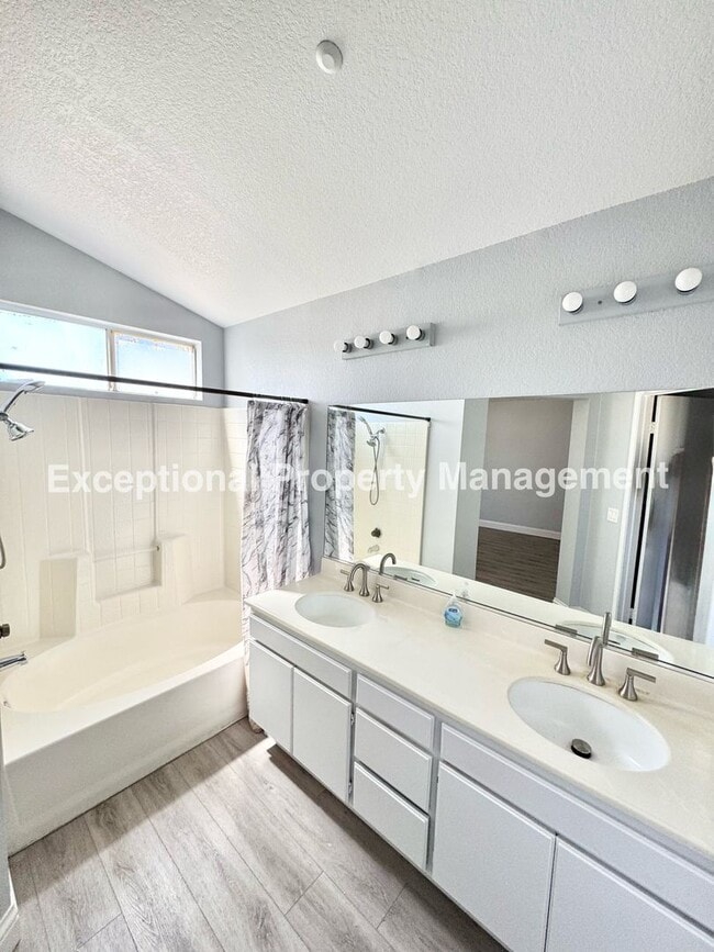 Building Photo - Great 5 bed 3 bath home