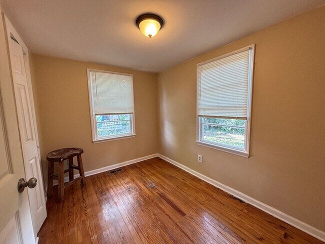 Building Photo - Available 9/1! Newly Renovated in Downtown...