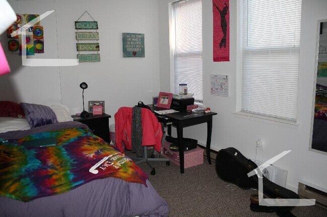 Building Photo - No Brokers Fee, Desirable Location Steps from NEU, Eat-in Kitchen Stainless Still appliances Good...