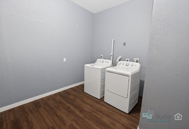 Building Photo - 1-Bed/1-Bath Cozy Living in the Heart of Sandy