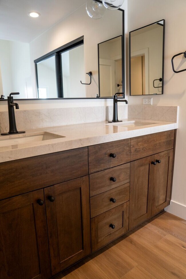 Building Photo - Completely Remodeled 3br Townhome in UTC