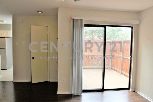 Building Photo - Charming 2-Story 2/1.5 Condo For Rent!