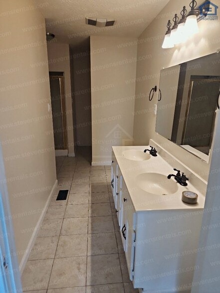 Building Photo - 515 Willis Martin Rd