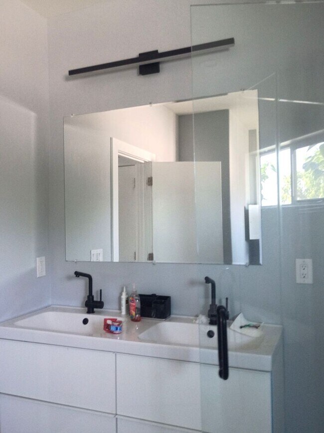 Building Photo - Stunning 4-Bedroom Townhome in Grays Ferry! Available NOW!