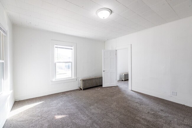 Building Photo - Renovated 2 Bedroom House
