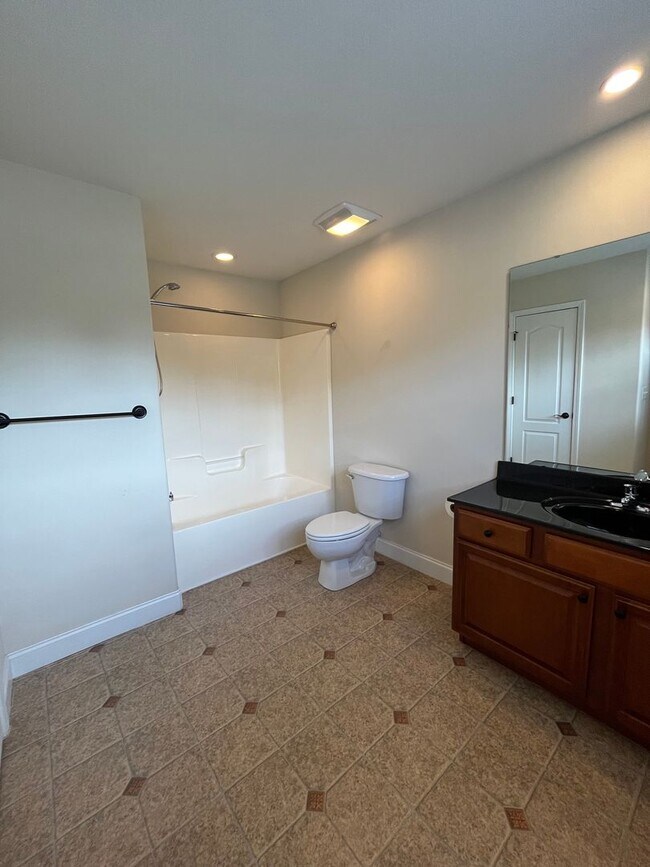 Building Photo - Stunning 3 Bed 3 Bath Home
