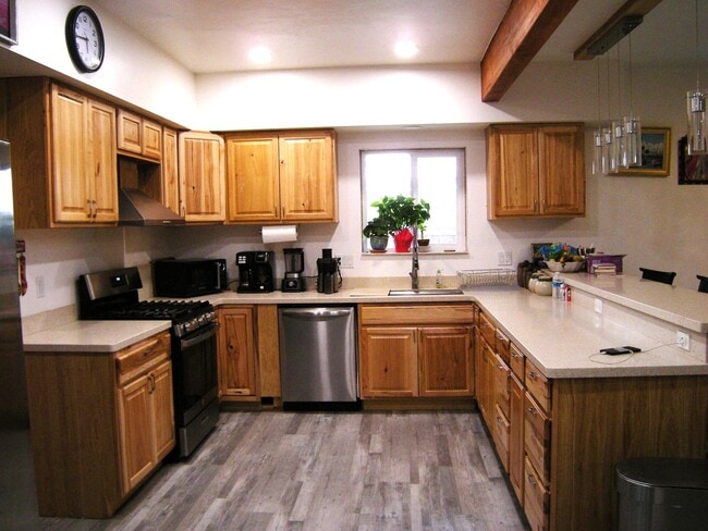Building Photo - Townhome