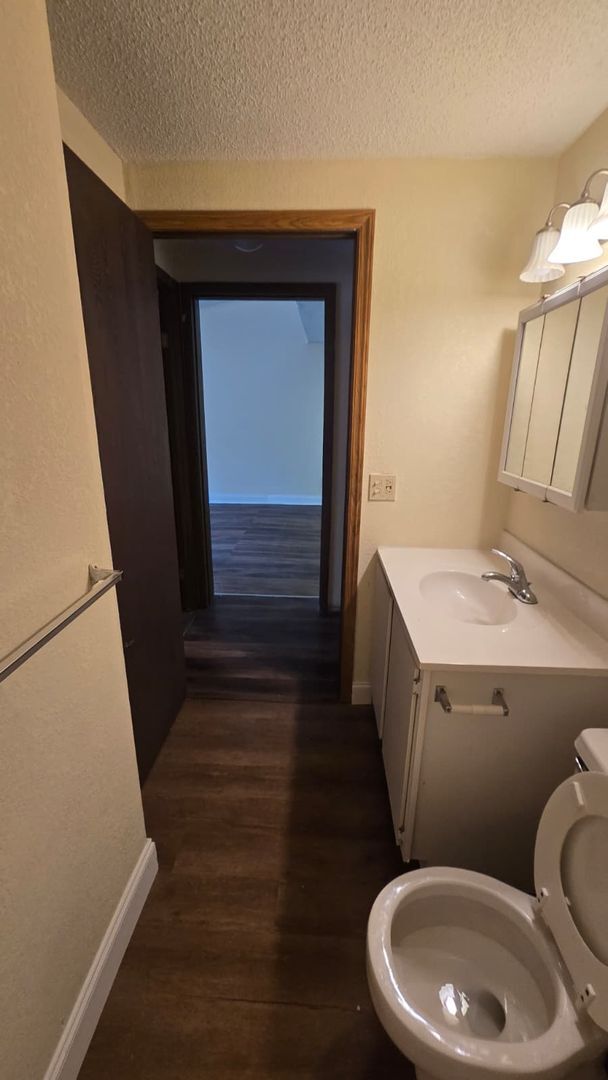 Building Photo - Fully Renovated 1/1 Available for Immediat...