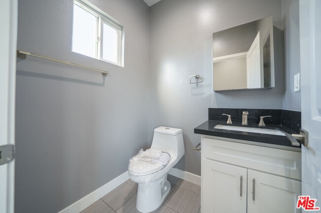 Building Photo - 629 W 83rd St