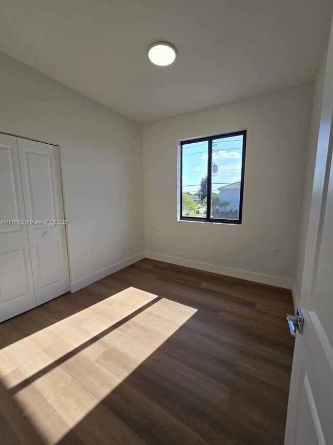 Building Photo - 1313 NW 6th Ave Unit A
