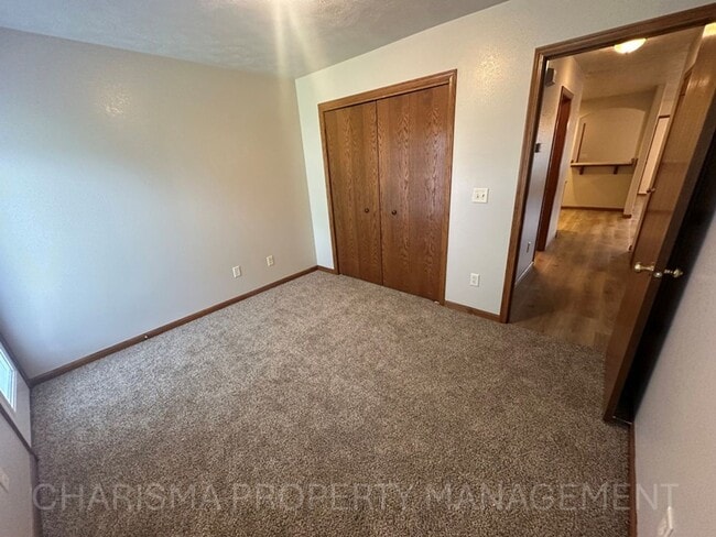 Building Photo - Spacious & Convenient Walk-In Level Townhome in Brandon - 2 BD 1 BA unit!