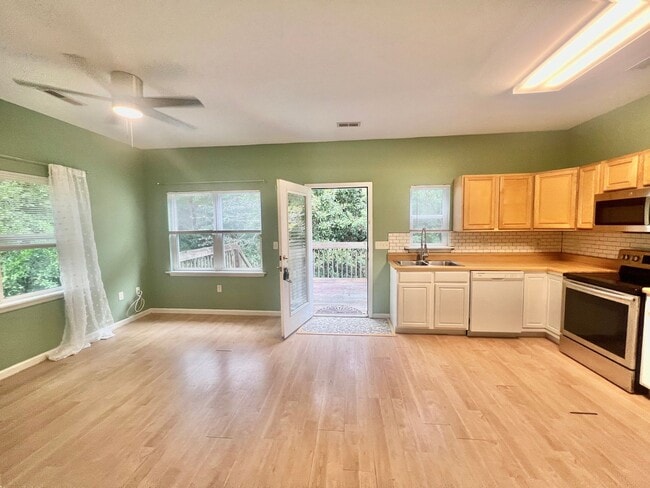 Building Photo - "THE TREE HOUSE" 1BR house/ 1 mile to UNCW...