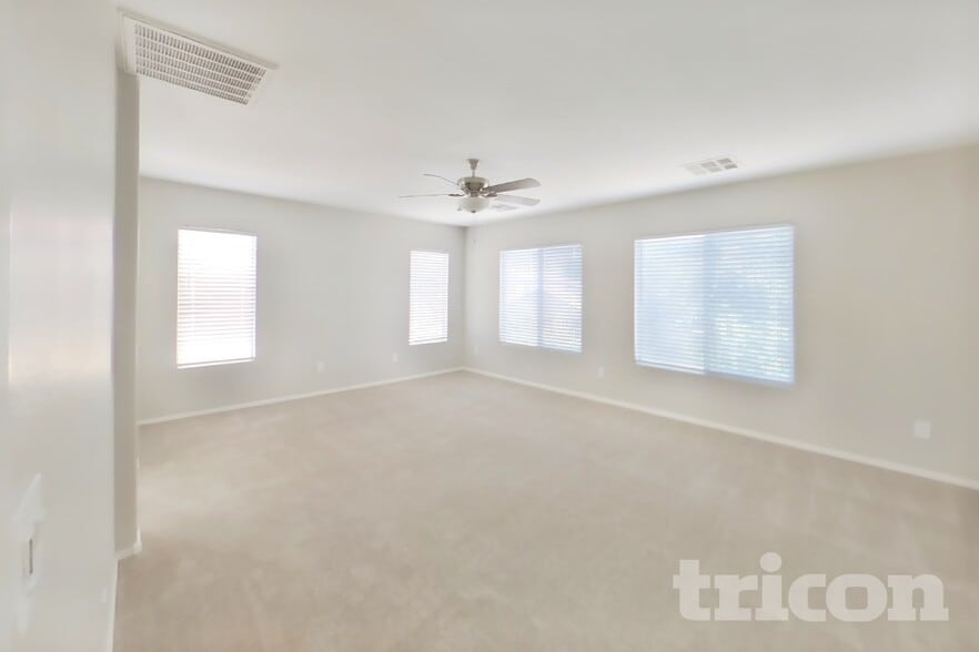 Building Photo - 4930 E Del Rio Dr