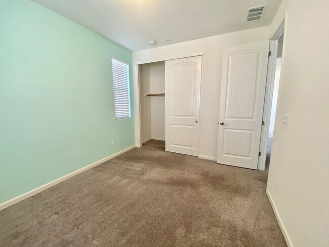 Building Photo - AVAILABLE BY 6/19/26. 4 BED, 2.5 BATHS, 1763 SQ FT STAINLESS STEEL APPLIANCES INCLUDED