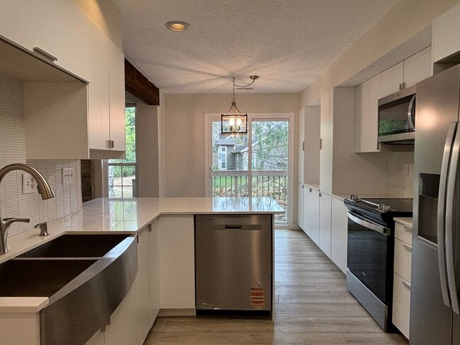 Building Photo - Charming Condo in a Can't-Miss Location – Private Deck, Garage, and Nature-Filled Community