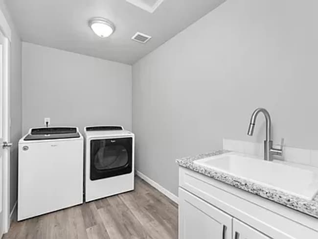 Building Photo - 906 E Courtland Ave