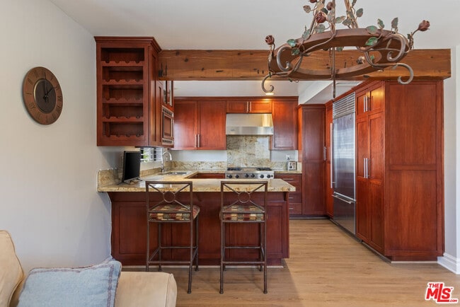 Building Photo - 1541 Palisades Dr
