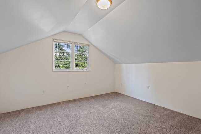 Building Photo - 611 N 143rd St