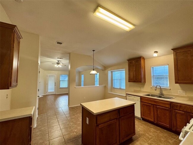 Building Photo - 227 Ashwood N